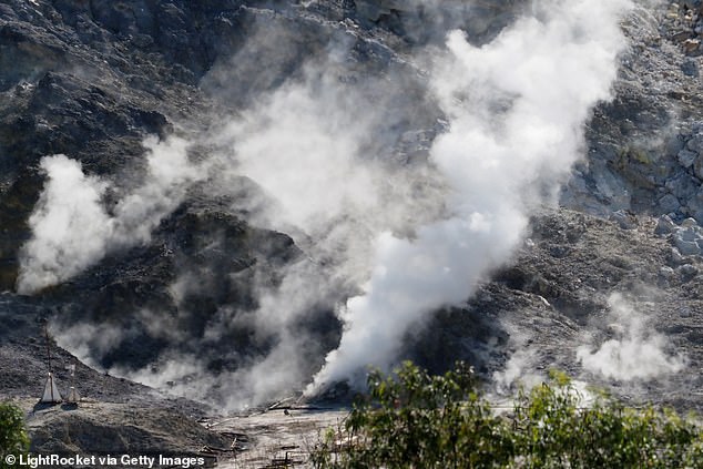 In recent weeks, the gas emission in question has been kept under observation, due to the continuous earthquakes that are affecting Pozzuoli and the surrounding areas.