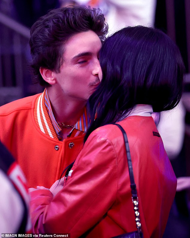 The couple shared plenty of kisses while sitting courtside at the game