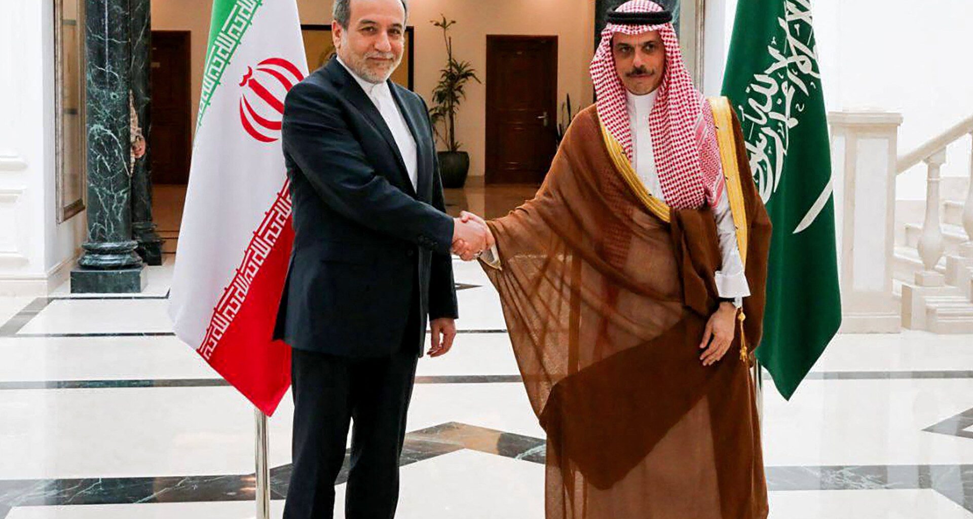 Iran’s FM visits Saudi Arabia, Qatar before nuclear talks with US in Oman | Politics News