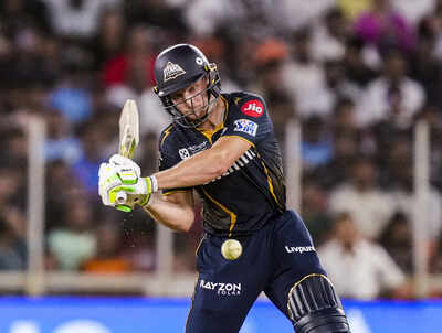 'Nasty fasty': Jos Buttler plays gully cricket in the streets of Mumbai