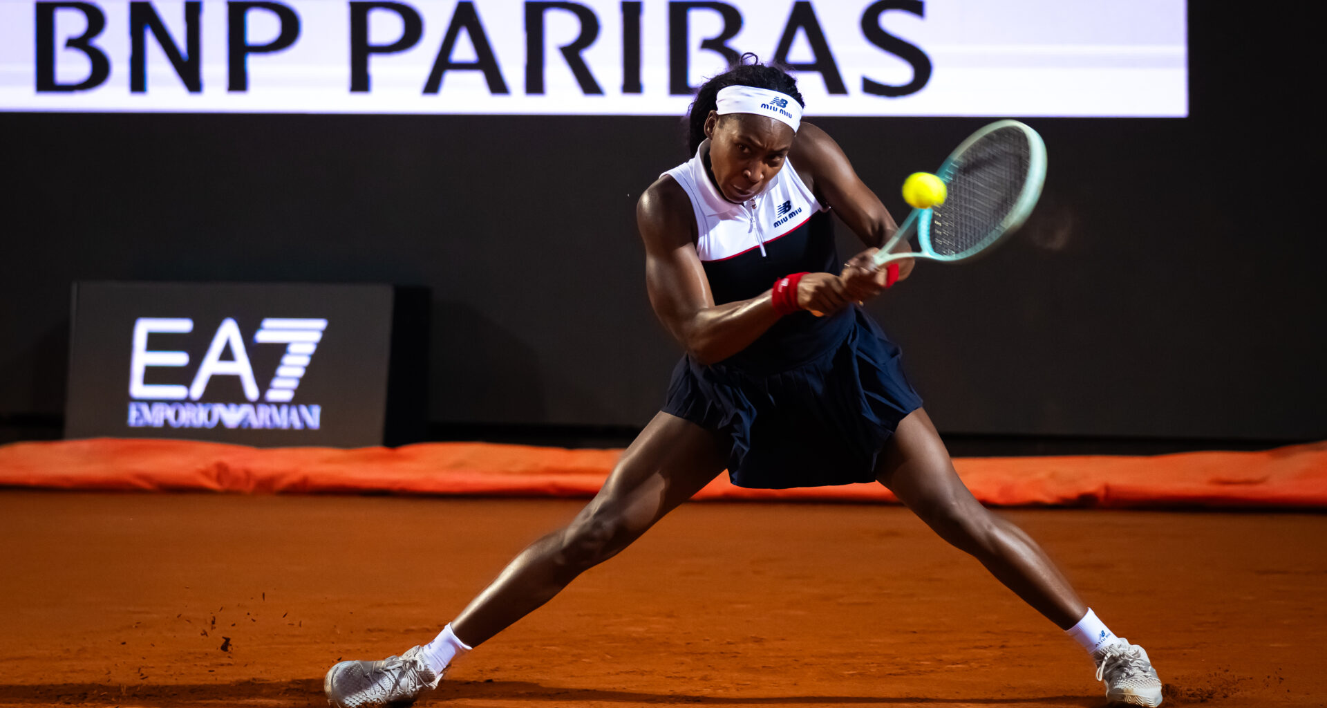 Gauff tops Linette for another Round of 16 spot