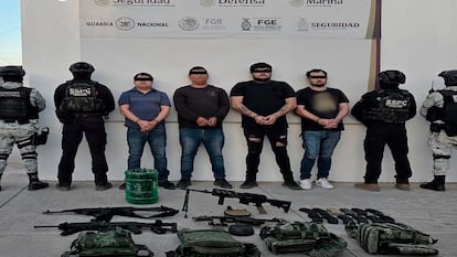 Security personnel with Moisés Barnabé Barraza, alias 'Berna', Noé Moreno Montes, alias 'Pinpon', Jesús Iván Robles Meraz, and Luis Antonio Ibarra Payan, members of Los Chapitos this Thursday in Sinaloa.