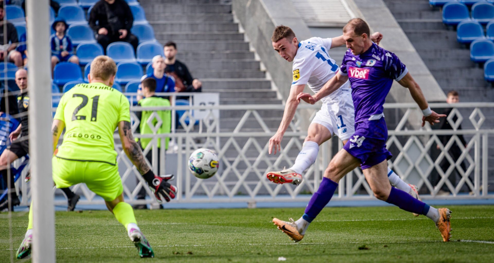 Leeds United seen as more likely than West Ham in tense wait to sign £17m-rated striker