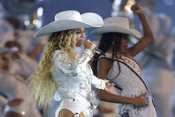 Beyoncé playing show before an NFL game between Baltimore Ravens and Houston Texans