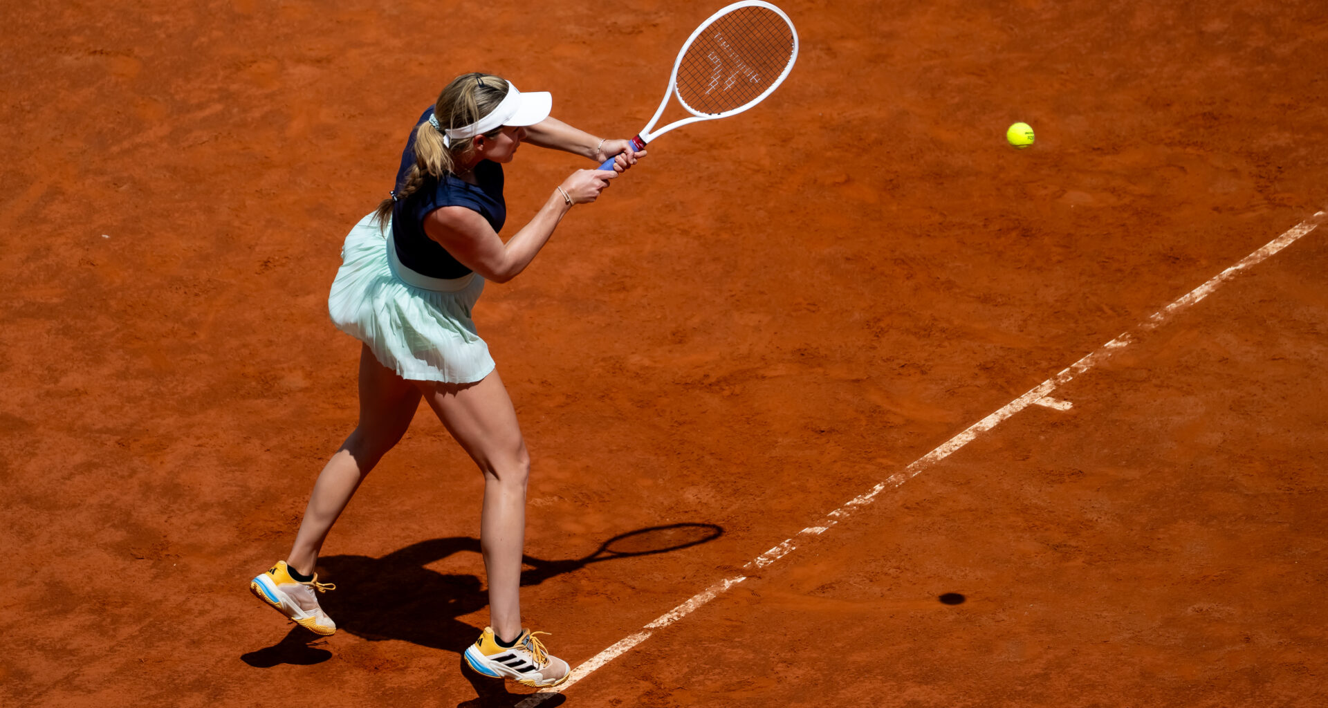 With fearless hitting, Collins knocks out defending champ Iga Swiatek in Rome