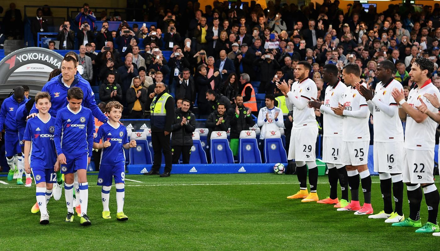 2016/17: Watford's players show their respect in Conte's title-winning debut season at Chelsea