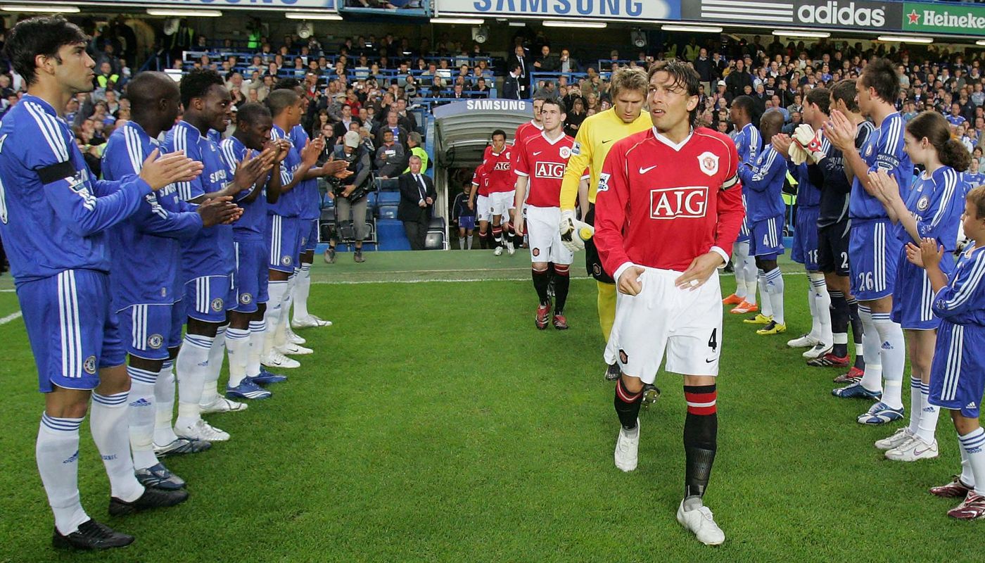 2006/07: Man Utd flanked by Chelsea after winning the title with two matches to spare