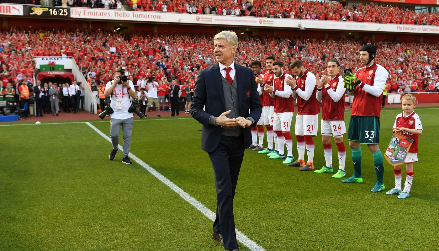 2017/18: Arsenal players show their respect before Wenger's final home match