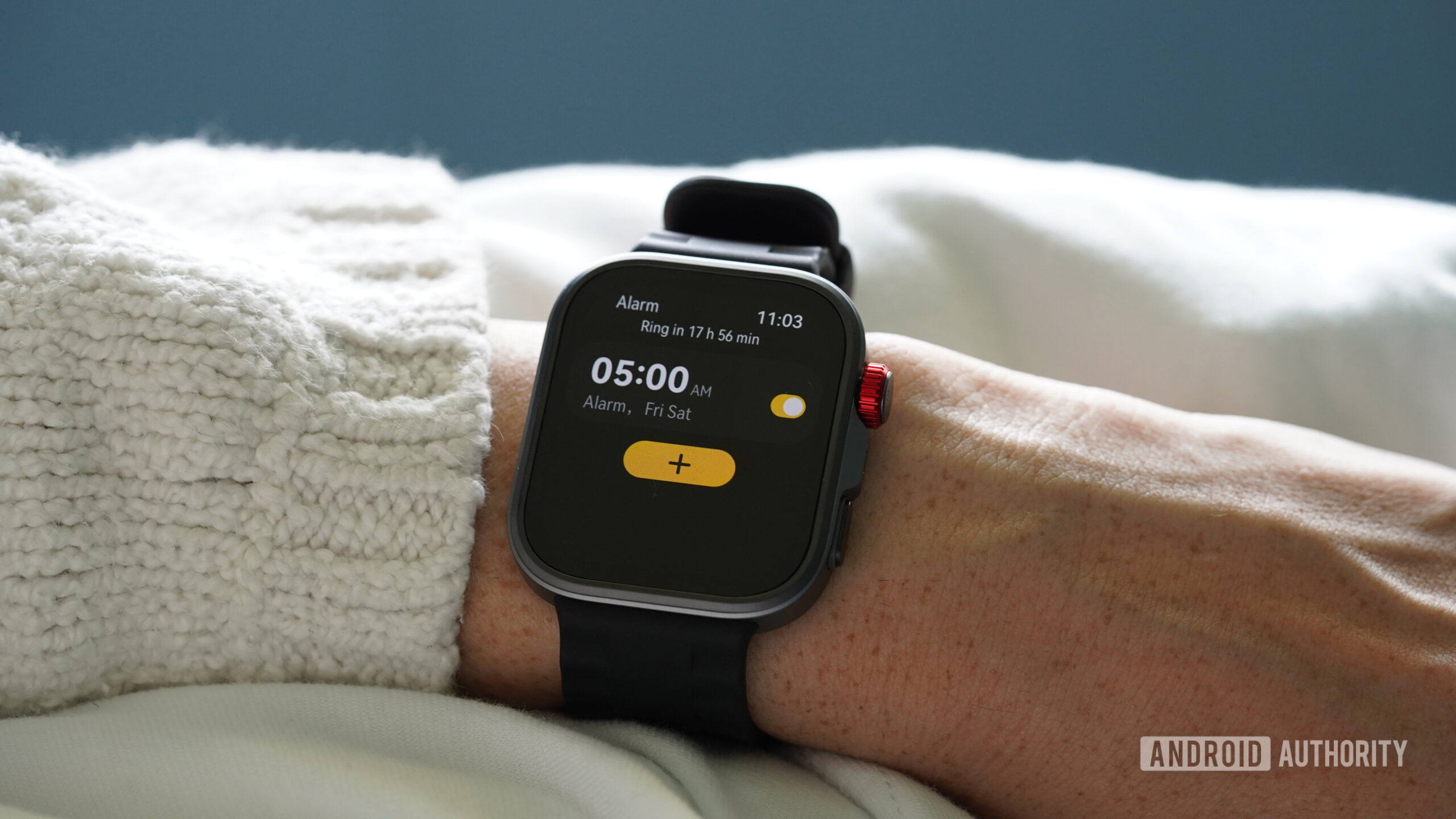 A user sets an alarm on their Huawei Watch Fit 4 Pro.