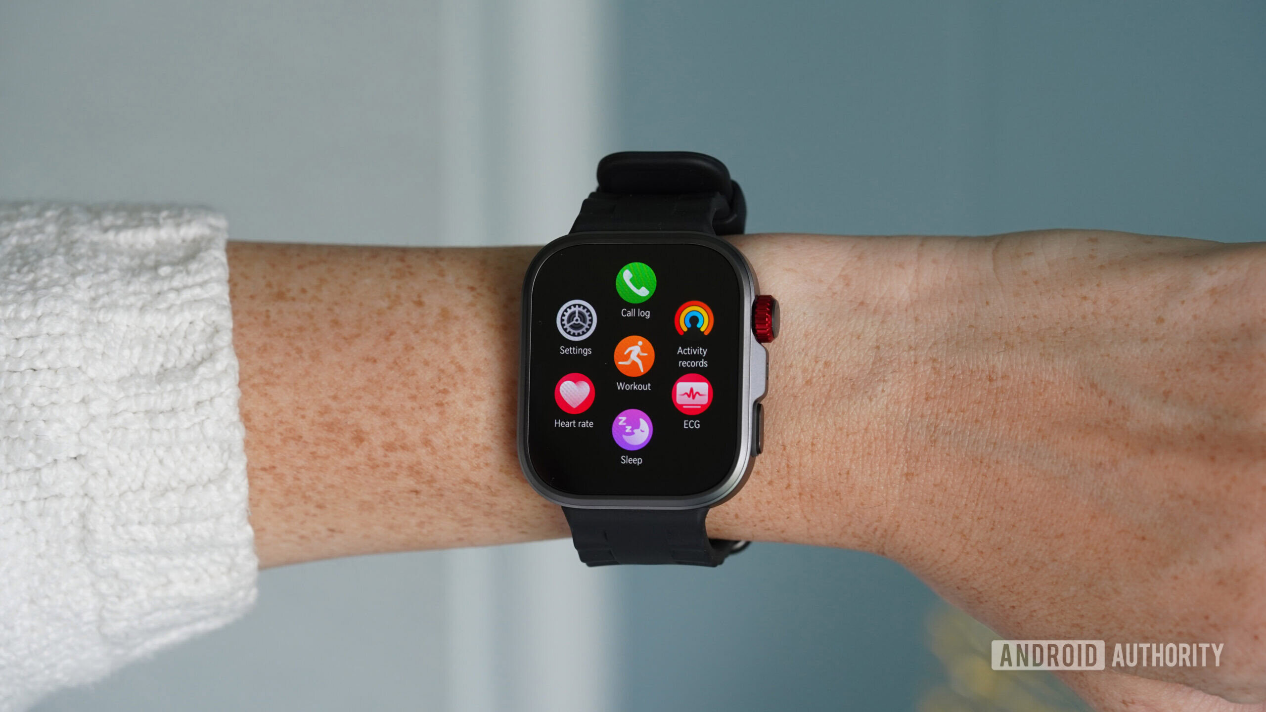A Huawei Watch Fit 4 Pro reviews their apps.