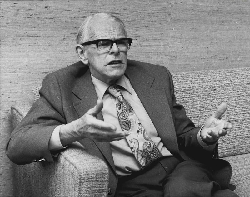 Dr Denis Burkitt being interviewed at the Hilton Hotel, Sydney, in February 1980. Photograph:  Adrian Greer Michael Short/Fairfax Media via Getty Images