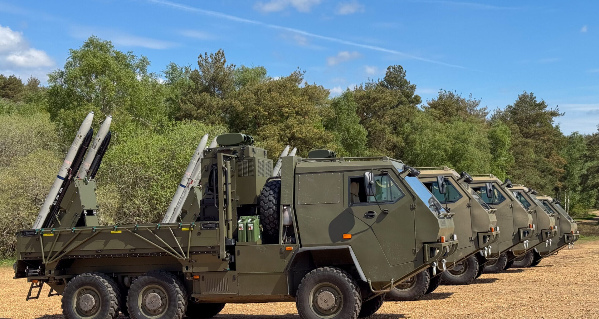 Image of the Raven Air Defence System, based on the HMT 600 Supacat vehicle and the Advanced Short Range Air-to-Air Missile (ASRAAM). This mobile ground-based air defence system is cantered around AIM-132 ASRAAM (Advanced Short-Range Air-to-Air Missile). The system takes the AIM-132, a hugely capable weapon, and adapts it for surface launch from the Supacat High Mobility Transporter (HMT) 600 (6×6) vehicle. The ad-hoc system is another example of the wide variety of advanced weapons that have been supplied to Kyiv by the United Kingdom. It will help meet a dire demand for short-range air defence (SHORADs) needed to tackle a resurgent Russian aerial threat on the frontlines.