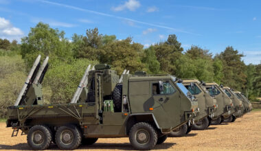 Image of the Raven Air Defence System, based on the HMT 600 Supacat vehicle and the Advanced Short Range Air-to-Air Missile (ASRAAM). This mobile ground-based air defence system is cantered around AIM-132 ASRAAM (Advanced Short-Range Air-to-Air Missile). The system takes the AIM-132, a hugely capable weapon, and adapts it for surface launch from the Supacat High Mobility Transporter (HMT) 600 (6×6) vehicle. The ad-hoc system is another example of the wide variety of advanced weapons that have been supplied to Kyiv by the United Kingdom. It will help meet a dire demand for short-range air defence (SHORADs) needed to tackle a resurgent Russian aerial threat on the frontlines.