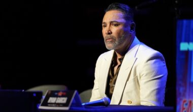 De La Hoya lets opinions fly before Times Square punches let loose