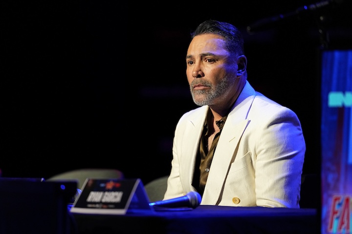 De La Hoya lets opinions fly before Times Square punches let loose