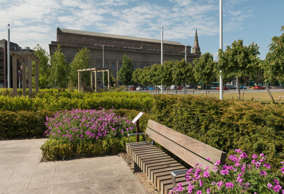 P9H5YH The Asia connections garden in Slessor Gardens, part of Dundee Waterfront development, highlights historic trade links of Dundee, Scotland, UK.
