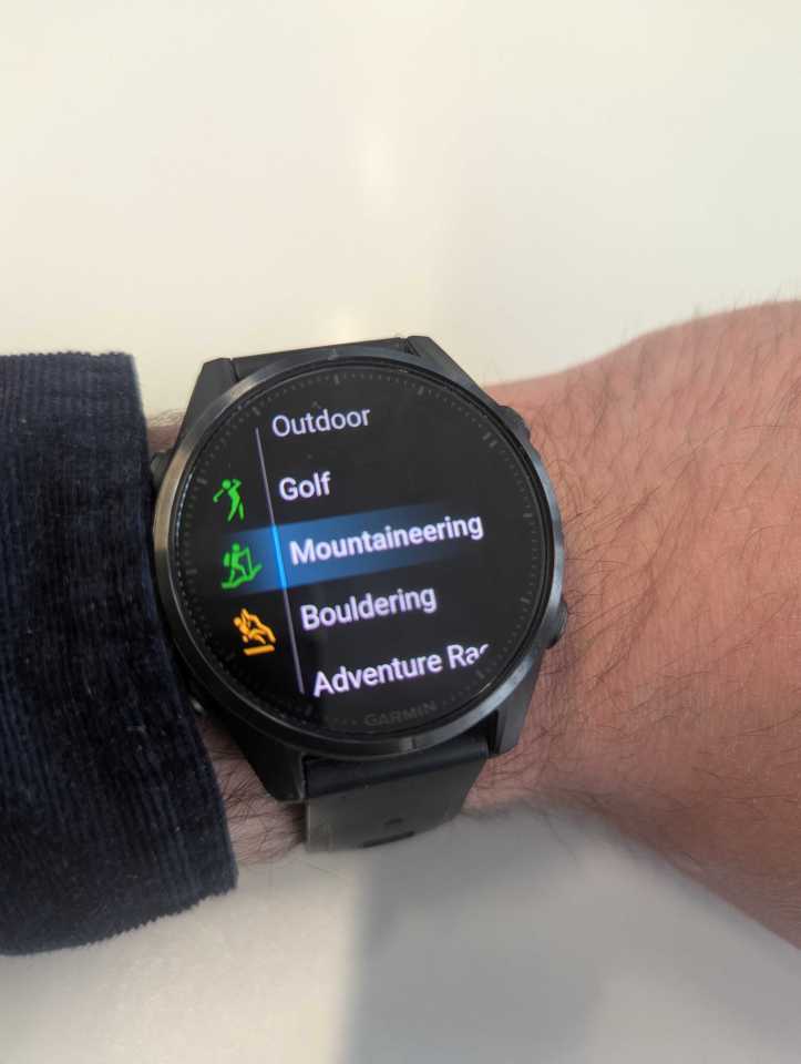 Garmin fēnix 8 activity tracking menu
