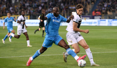 PARMA, ITALY - MAY 18: Giovanni Leoni of Parma Calcio is challenged by Romelu Lukaku of Napoli during the Serie A match between Parma and Napoli at Stadio Ennio Tardini on May 18, 2025 in Parma, Italy. (Photo by Alessandro Sabattini/Getty Images)