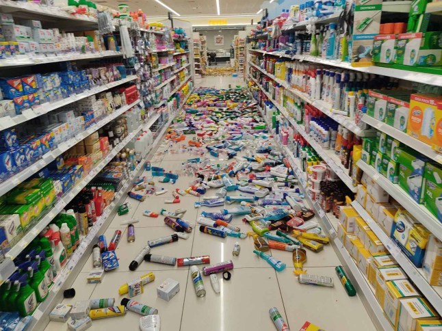 Crete earthquake https://www.cretapost.gr/902168/vinteo-foto-i-stigmi-tou-sismou-stin-kriti-proionta-epesan-apo-souper-market/