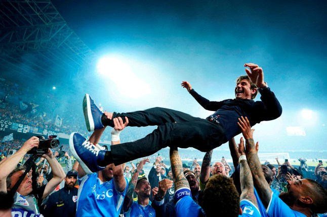 Soccer Football - Serie A - Napoli v Cagliari - Stadio Diego Armando Maradona, Naples, Italy - May 23, 2025 Napoli coach Antonio Conte is thrown in the air by his players as they celebrates winning Serie A REUTERS/Matteo Ciambelli TPX IMAGES OF THE DAY