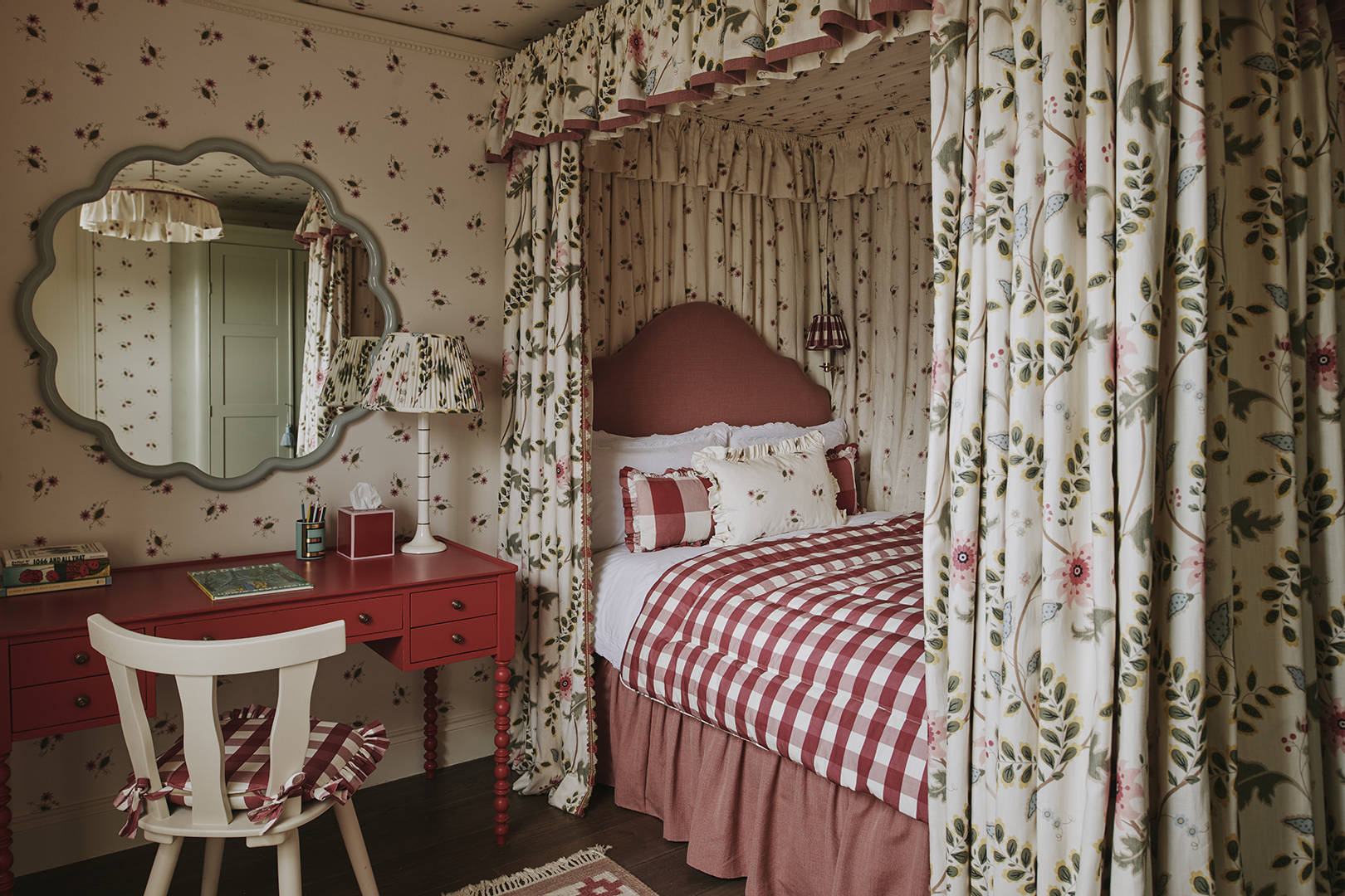 bed with canopy