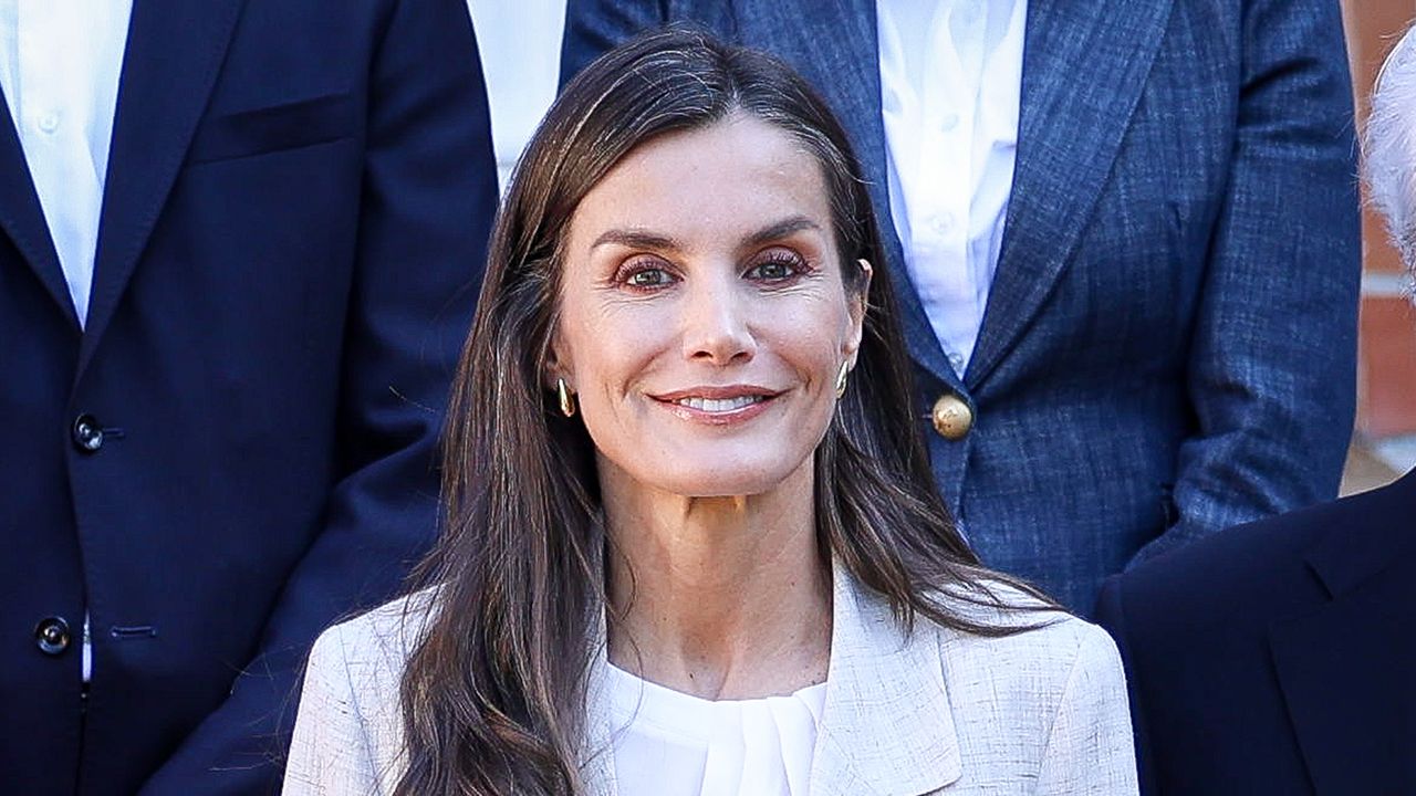 Queen Letizia follows Kate Middleton’s lead in a smart suit as she hosts an audience at the Zarzuela Palace