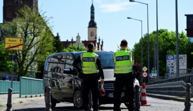 German federal police officers control vehicles coming into Germany from Poland in Guben, eastern Germany (John MACDOUGALL)