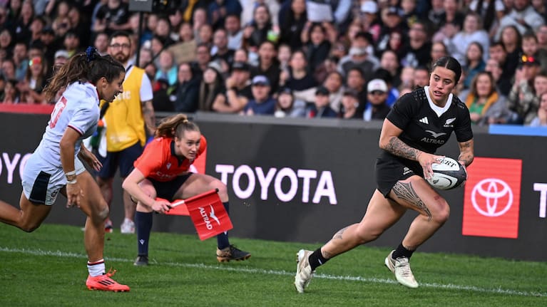 Black Ferns wing Katelyn Vaha'akolo runs in for a try.