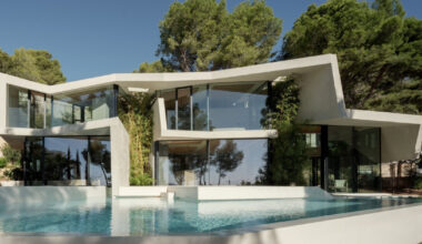 folded gestures wrap caballero colón's can tudó house in spain