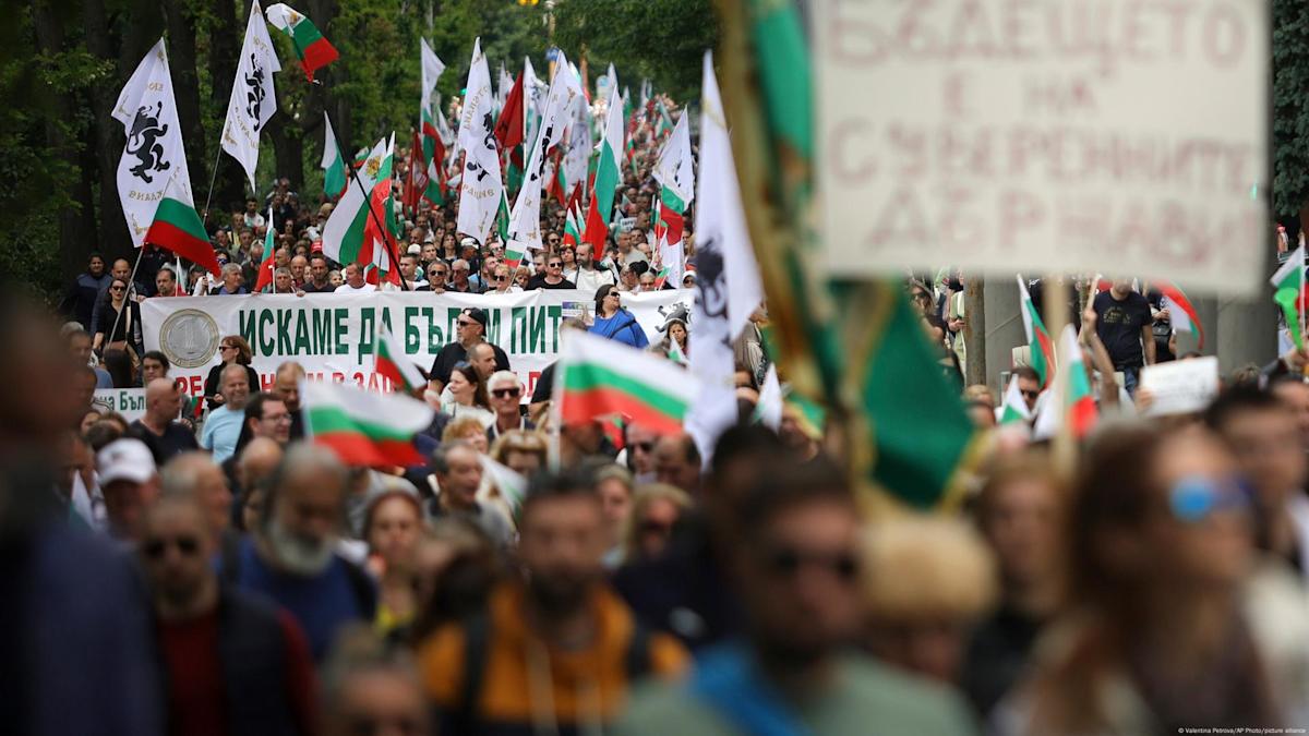 Bulgarian nationalists march against euro currency adoption