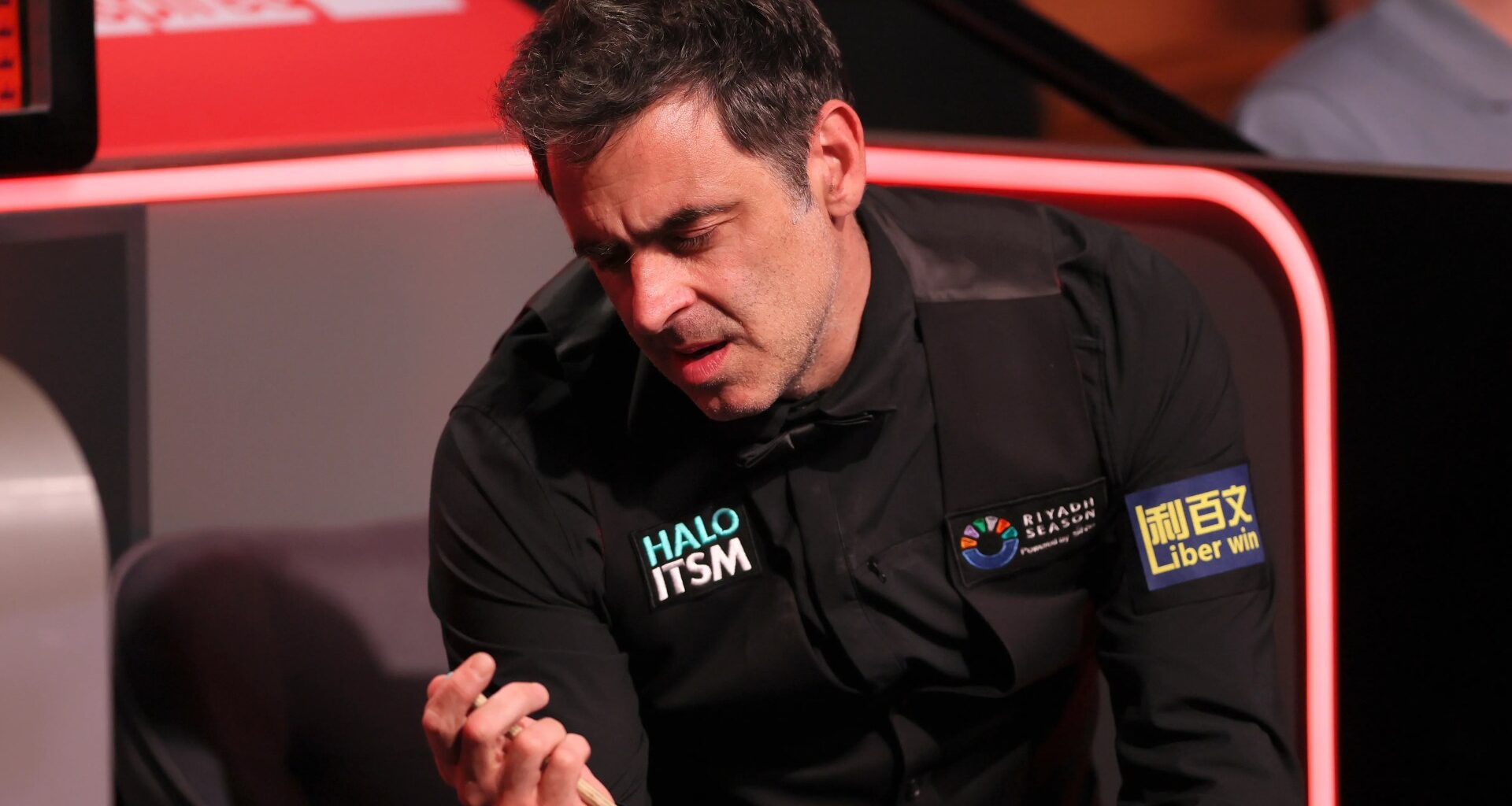 'Extraordinary' - Ronnie O'Sullivan rushes into Sheffield to make major change to snooker cue before resuming semi-final