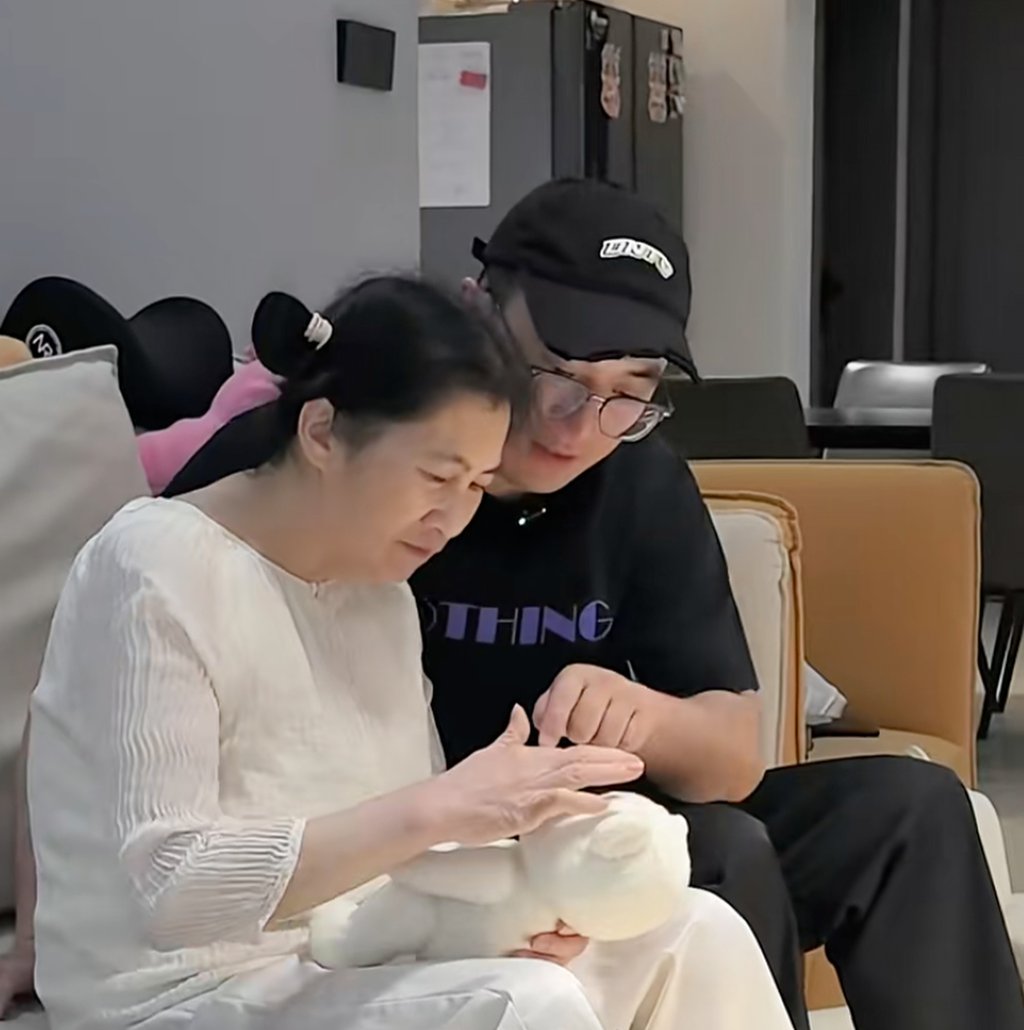 Yuan is looked after by her son. The 58-year-old’s condition has reduced her to a childlike state. Photo: Douyin