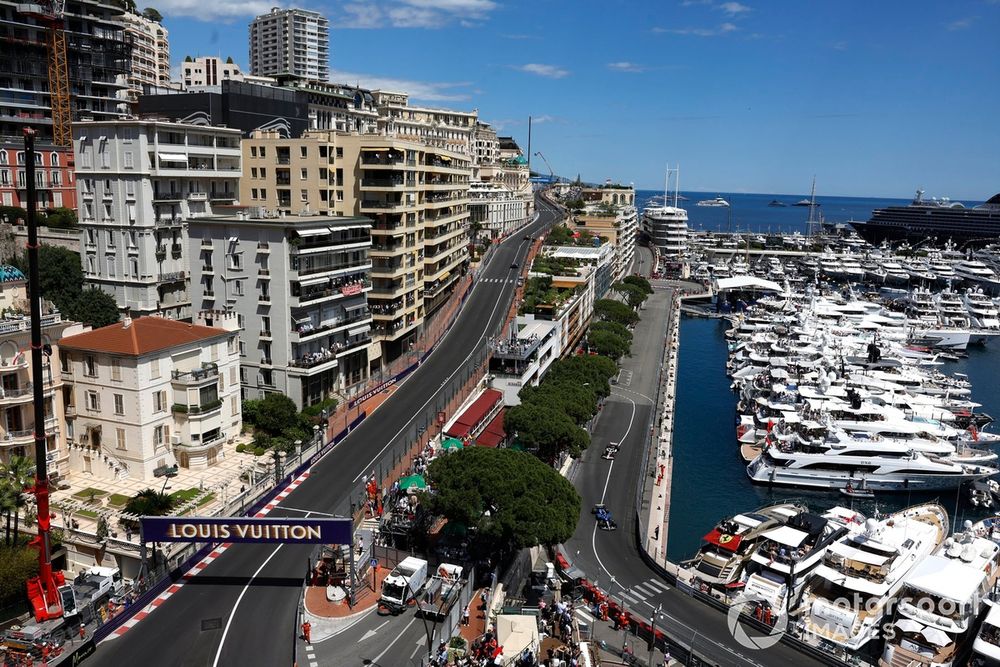 Esteban Ocon, Haas F1 Team, Carlos Sainz, Williams