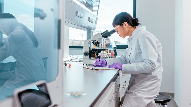 Amid US Budget Cuts, France Welcomes Displaced Scientists