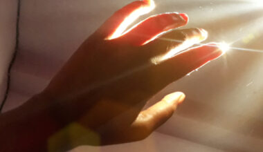 We Emit a Visible Light That Vanishes When We Die, Says Surprising New Study : ScienceAlert