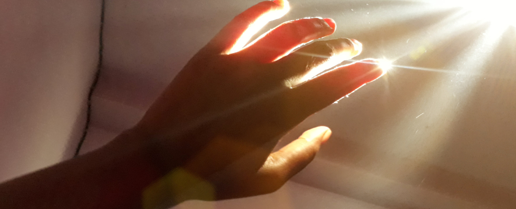 We Emit a Visible Light That Vanishes When We Die, Says Surprising New Study : ScienceAlert
