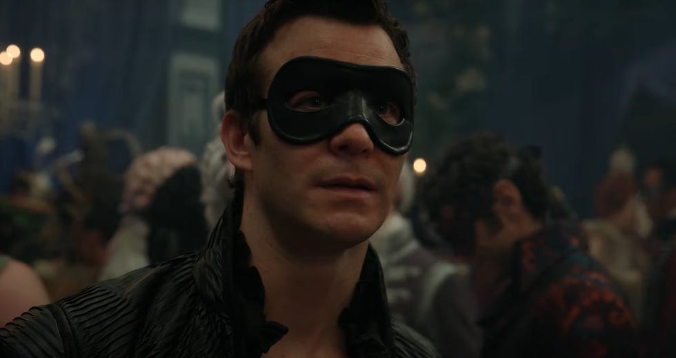 luke thompson as benedict bridgerton in bridgerton season 4, wearing a black eye mask