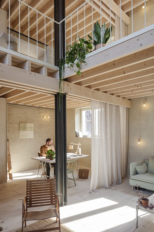 Karper Building Renovation / hé! architectuur + buro kiss + EA+ - Interior Photography, Wood, Chair, Beam
