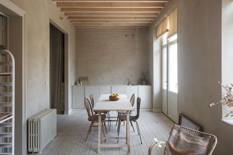 Karper Building Renovation / hé! architectuur + buro kiss + EA+ - Interior Photography, Dining room, Wood, Table, Chair