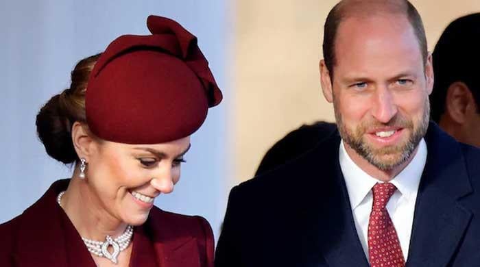 Prince William hugs wife Kate Middleton in 'airport photo'