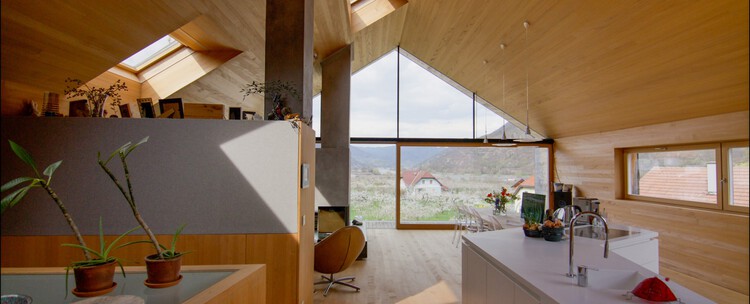 Leading with Daylight: A Glimpse Inside the House by the Garden of Venus - Image 1 of 15