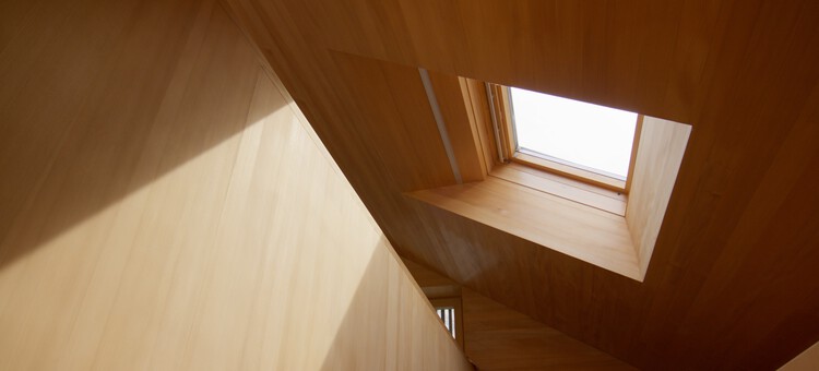 Leading with Daylight: A Glimpse Inside the House by the Garden of Venus - Image 2 of 15
