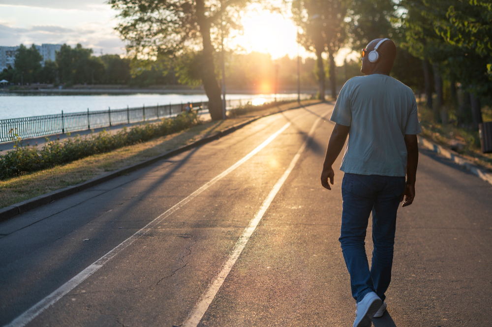 Morning walks increase exposure to Vitamin D through sunlight, along with setting the tone for the day.(Freepik)