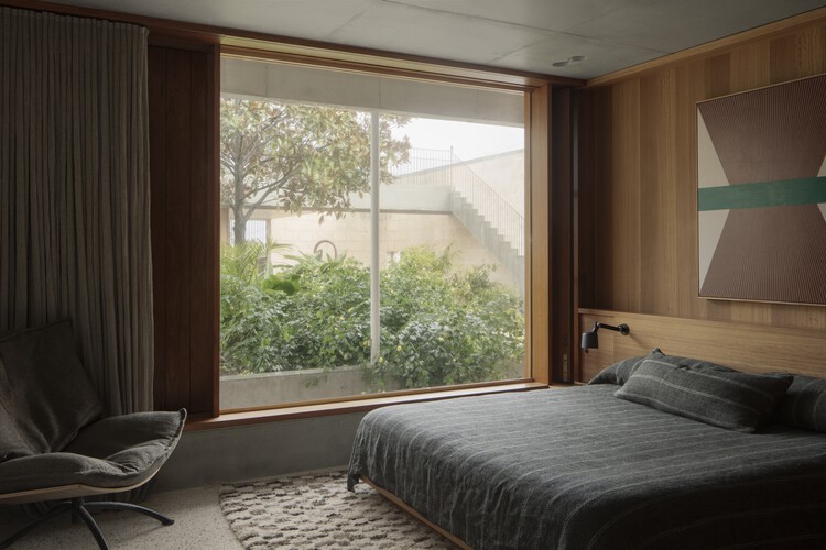 New Castle / Anthony St John Parsons - Interior Photography, Bedroom, Wood, Bed, Lighting