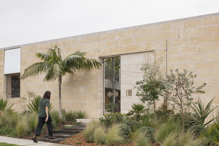 New Castle / Anthony St John Parsons - Exterior Photography, Garden, Concrete, Courtyard