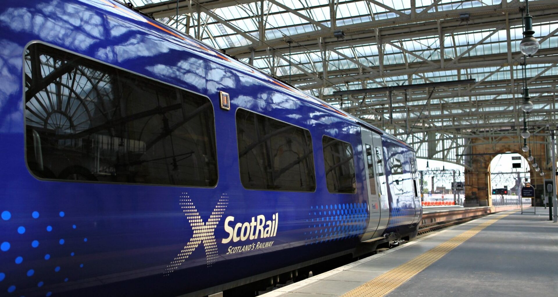 Edinburgh Marathon runners blast ScotRail as they risk 'being stranded' over packed trains