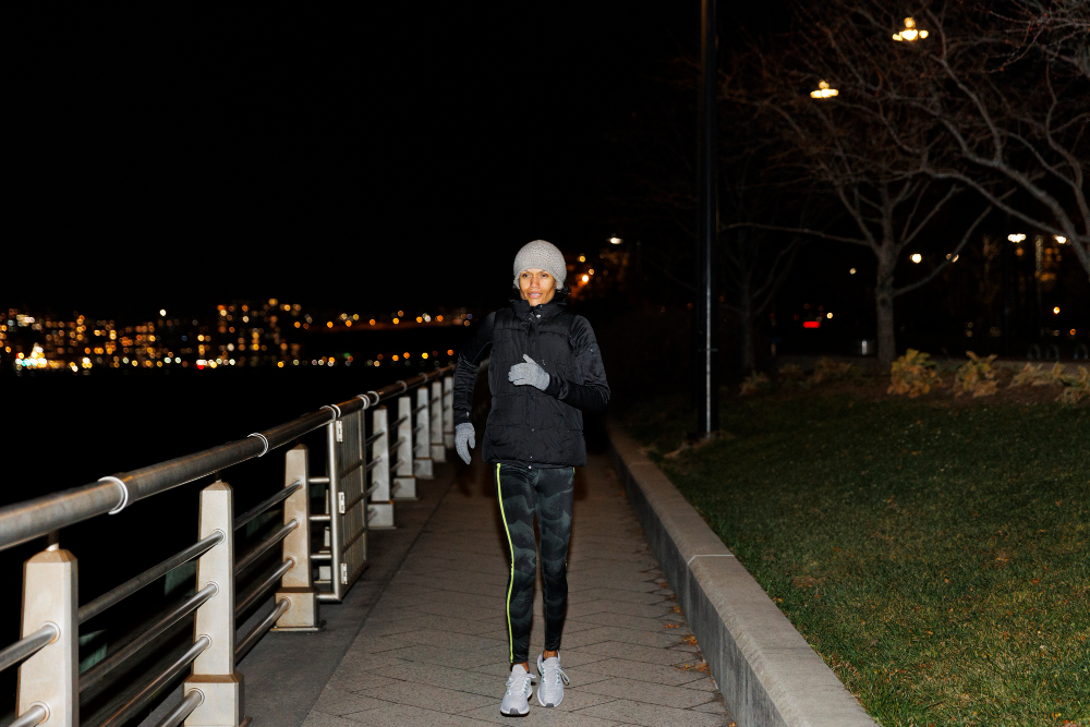 Evening walks improve digestion and regulate blood sugar levels. (Freepik)