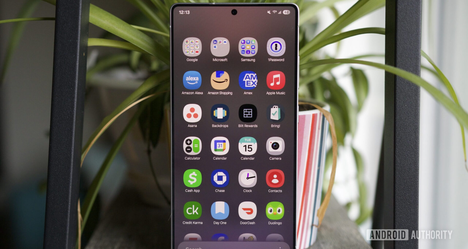 One UI 7 vertical app drawer.