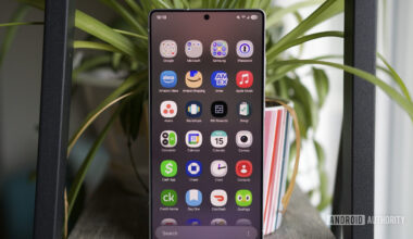 One UI 7 vertical app drawer.