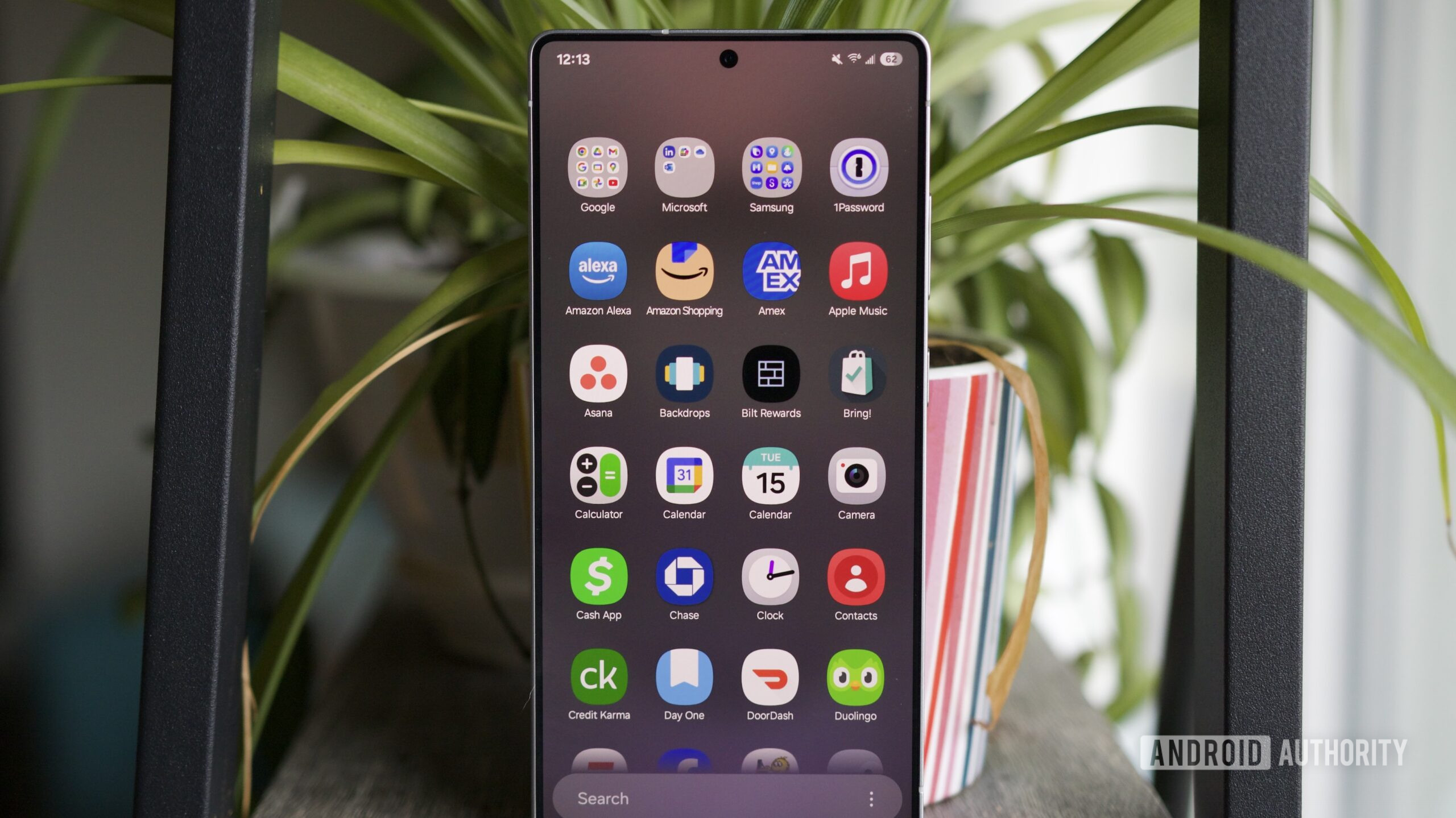 One UI 7 vertical app drawer.